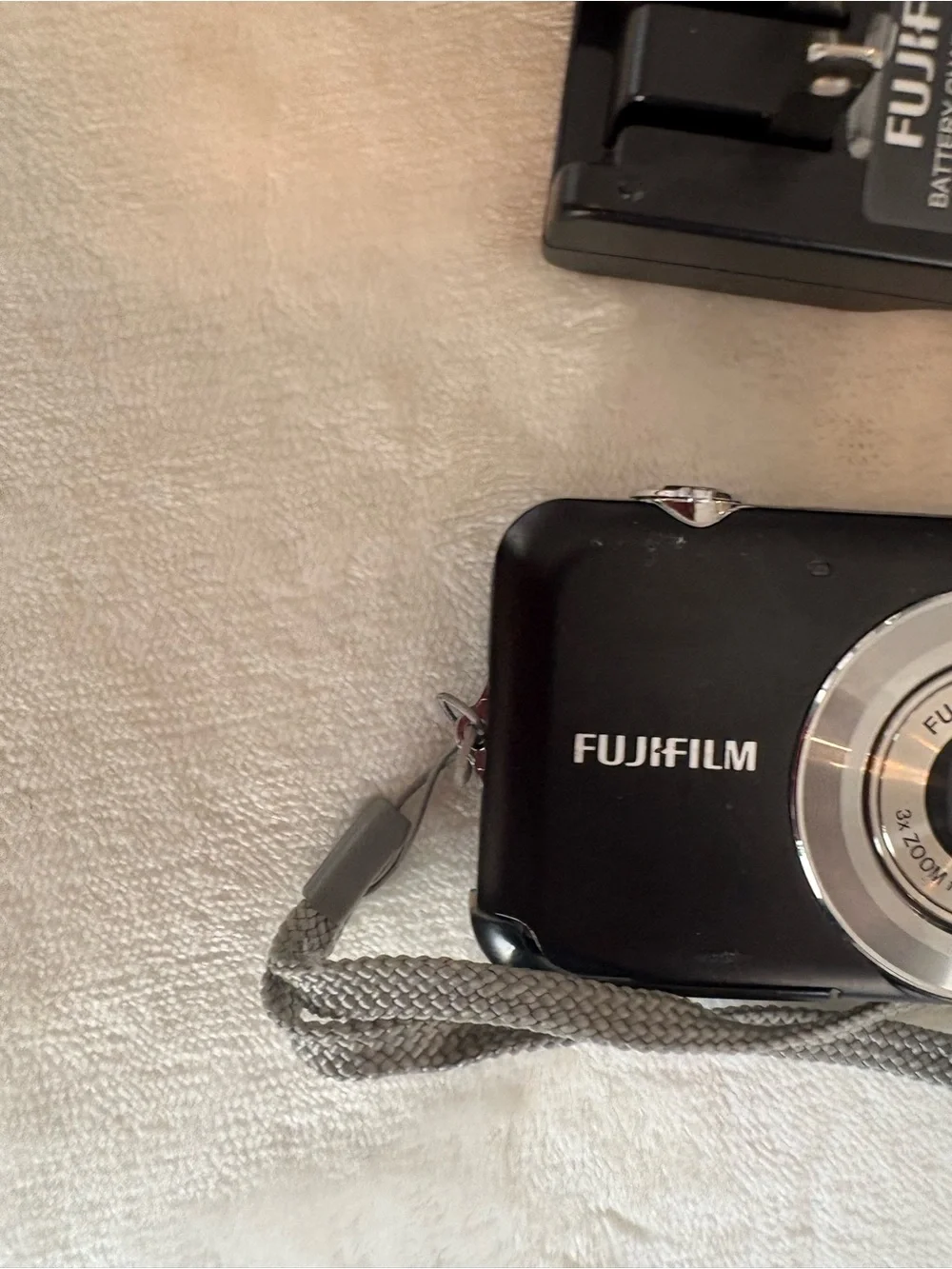 Fuji FinePix JV100 12MP Digital Camera, Battery, Sd  2 Gb Charger Tested